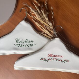 Pareja de perchas bordadas